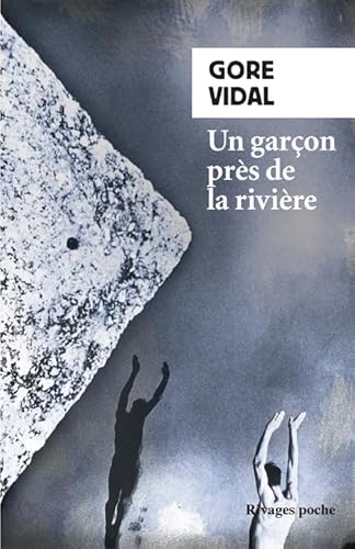 Un garçon près de la rivière